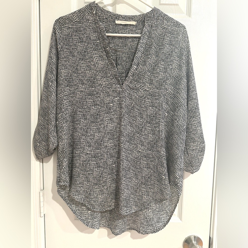 Lush Black & White Grid V-Neck Roll-Sleeve Blouse - Picture 4 of 4